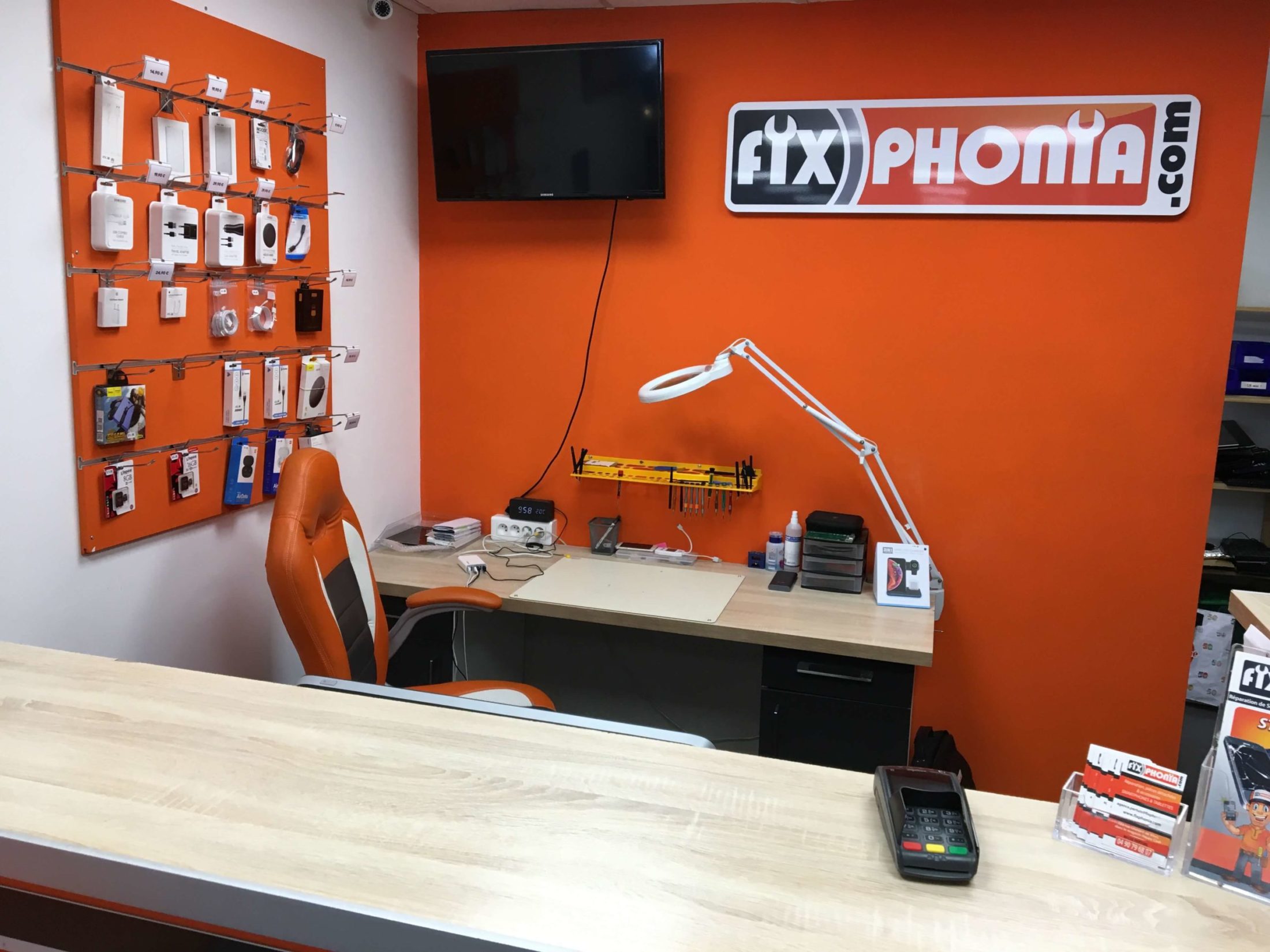 Intérieur d'une boutique de la franchise Fix Phonia